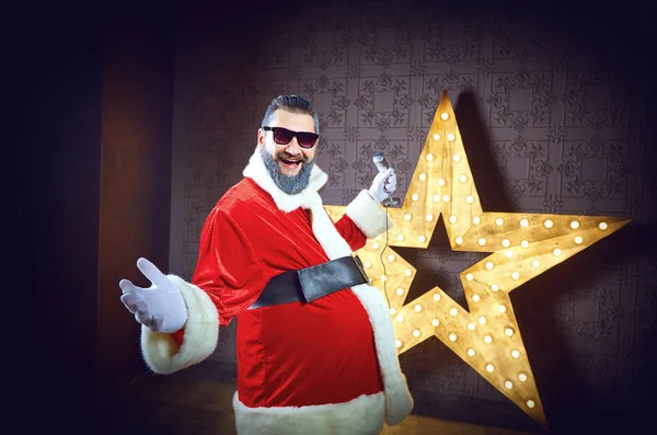 Santa Claus DJ en el fondo de la estrella eléctrica en Christm — Foto de Stock