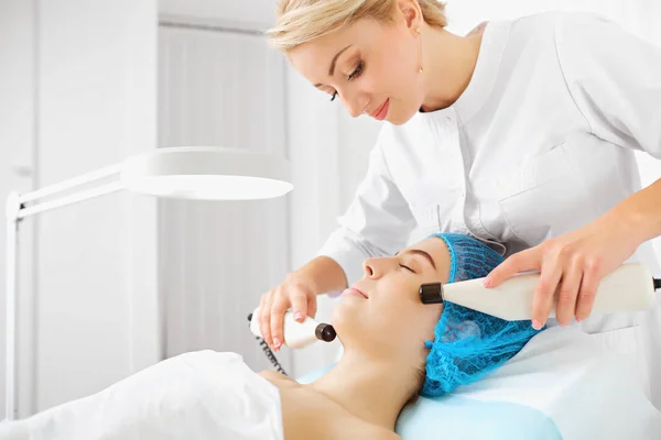 Hardware cosmetologia per viso donna . — Foto Stock