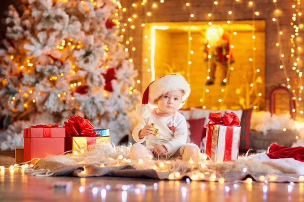 Baby in santa claus hat in Christmas room. — Stock Photo, Image