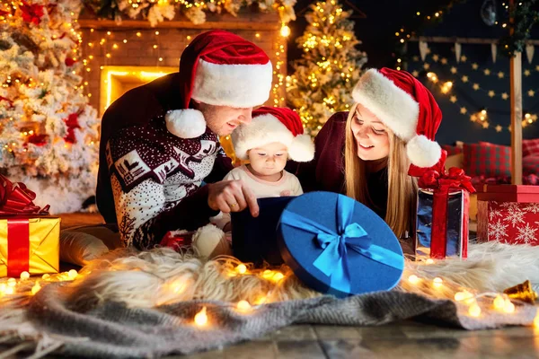Bir Noel odada bir bebekle mutlu aile. — Stok fotoğraf