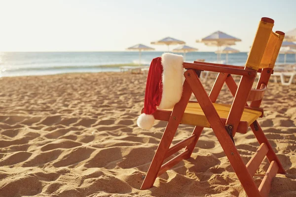 Czapka Świętego Mikołaja na plaży na Boże Narodzenie. — Zdjęcie stockowe