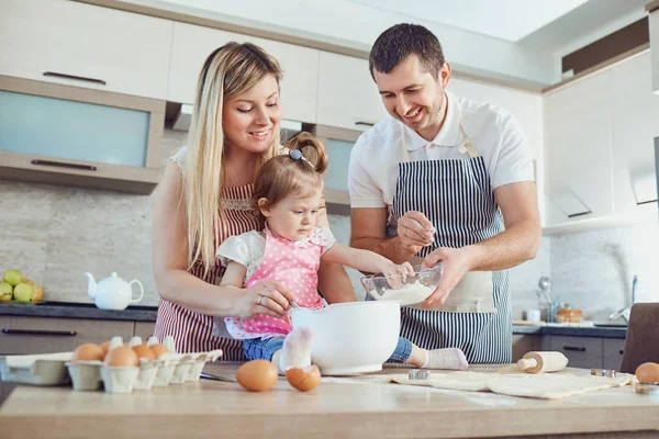 A happy family prepares baking in the kitchen — Stock Photo, Image