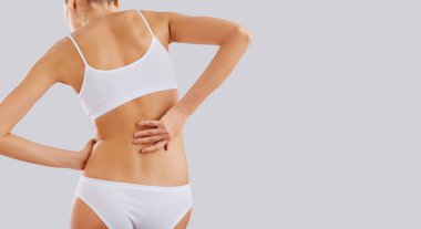 Sırt ağrısı. Kadın onu geri elini tutar.