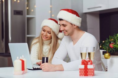 Noel için evde internet alışveriş bir çift