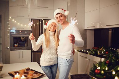 Noel için evde havai fişekleri ile mutlu çift