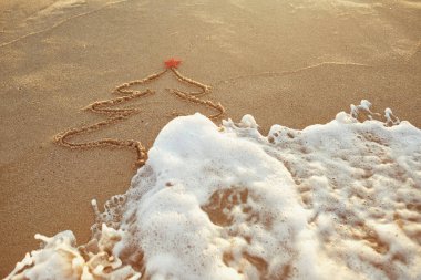 Boyalı Noel ağacı kum plaj.