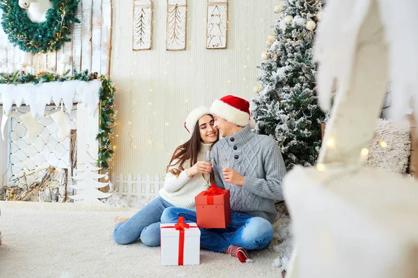 Glückliches junges Paar hat Spaß an Weihnachten. — Stockfoto