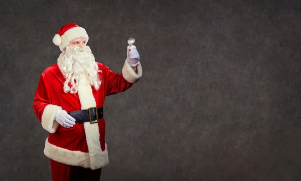Babbo Natale con una lampada su un Natale . — Foto Stock