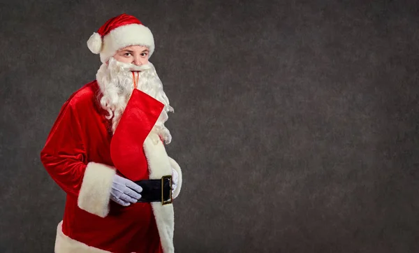 행복 한 재미 있는 산타 클로스 배경에 빨간색 양말. — 스톡 사진