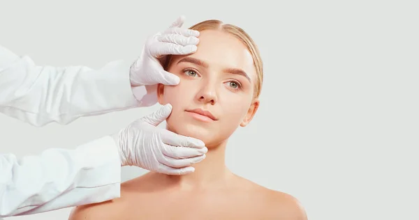 O rosto de uma mulher antes da cirurgia plástica no rosto — Fotografia de Stock
