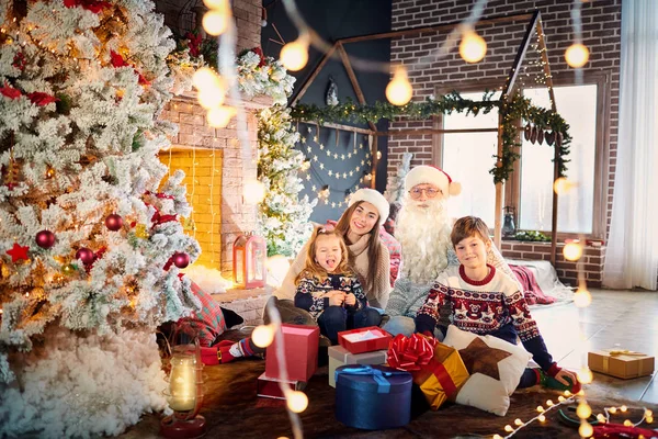 Familie spielt an Heiligabend mit Geschenken. — Stockfoto