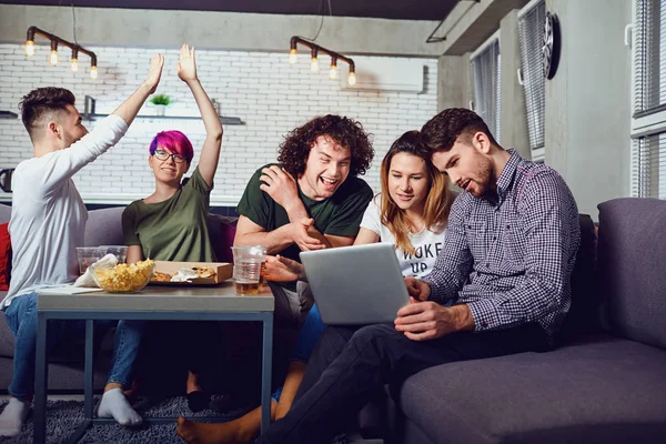 Een groep van vrienden van studenten in vrije tijd met een laptop in een roo — Stockfoto