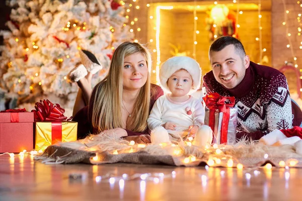 Счастливая семья с ребенком в рождественской комнате . — стоковое фото