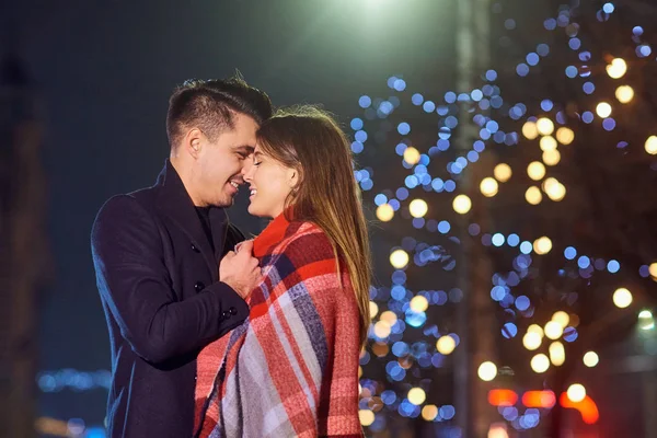 O casal abraça à noite da cidade no Natal . — Fotografia de Stock