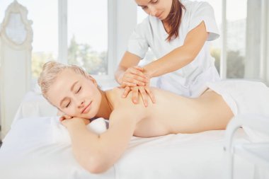 Vücut masajı. Sarışın kadın vücut masajı yapıyor spa salonda.