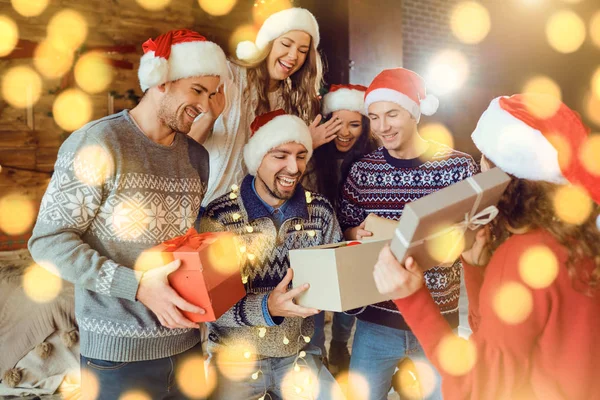 Amigos com presentes celebrando o Natal . — Fotografia de Stock