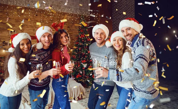 Amigos felizes com copos de champanhe celebrando o Natal. — Fotografia de Stock