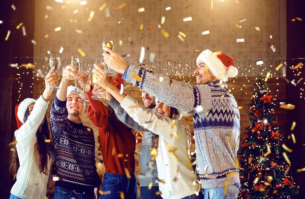 Amigos felizes com copos de champanhe celebrando o Natal. — Fotografia de Stock