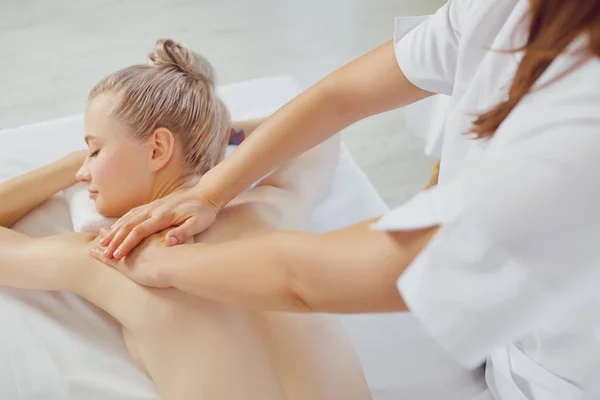 Vücut masajı. Sarışın kadın vücut masajı yapıyor spa salonda. — Stok fotoğraf
