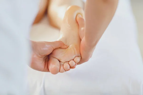 Massagem nos pés na sala de massagem . — Fotografia de Stock