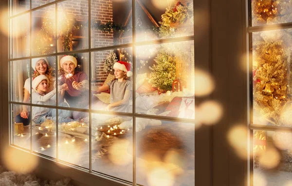 Hediyeler ile katta kapalı Noel gününde oynarken aile