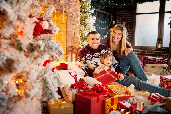 Glückliche Familie mit Baby im Weihnachtszimmer. — Stockfoto