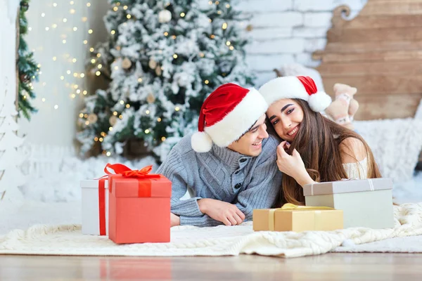 Šťastný mladý pár bavit o Vánocích. — Stock fotografie