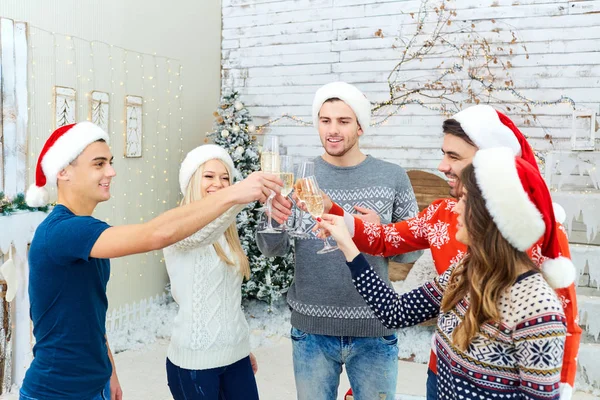 Um grupo de amigos com presentes em uma festa de Natal — Fotografia de Stock