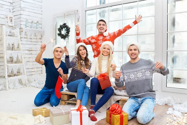 Um grupo de amigos com presentes em uma festa de Natal — Fotografia de Stock