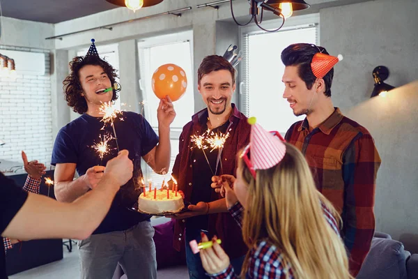 Arkadaş grubu Doğum günü partisi kutluyor mumlar ile pasta.