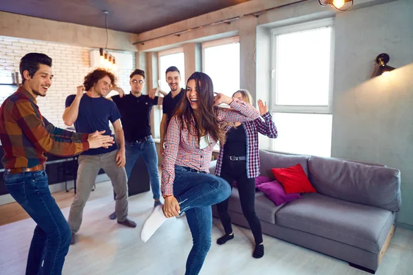 Amigos bailan divertido en una fiesta de estudiantes en el apartamento — Foto de Stock