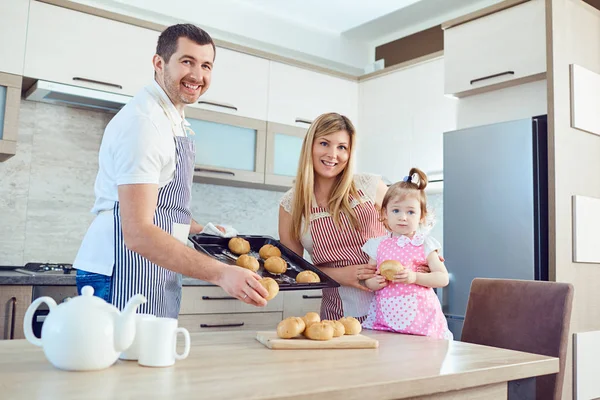 Une famille heureuse prépare la cuisson dans la cuisine — Photo