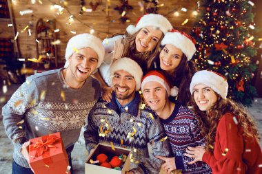 Arkadaş grubu hediyeler Noel kutlamaları. 