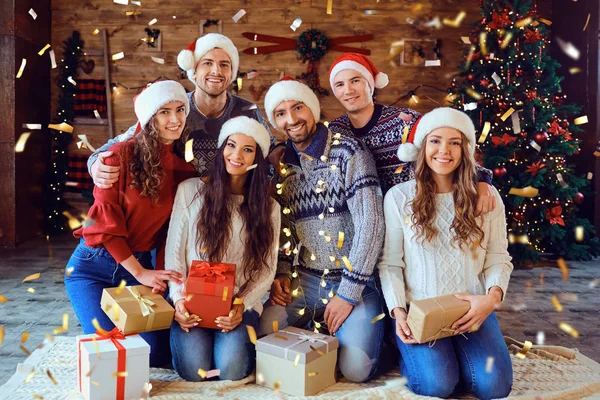 Felices amigos con regalos sonriendo en Navidad. —  Fotos de Stock