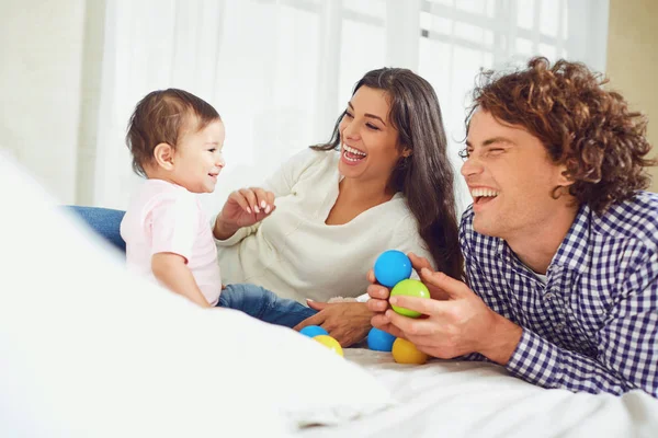 Joyeux famille jouant avec le bébé dans la chambre. Jeune mère et — Photo