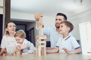 Bir aile kurulu kapalı masadan oyunları çalış.