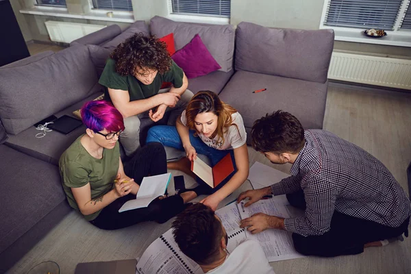 Eine Gruppe junger Leute, die drinnen studieren. — Stockfoto