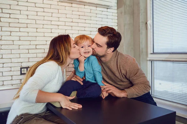Een gelukkige familie speelt met een kind binnenshuis — Stockfoto