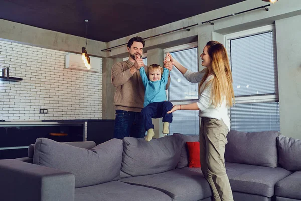 Sebuah keluarga yang bahagia bermain dengan seorang anak di dalam ruangan — Stok Foto