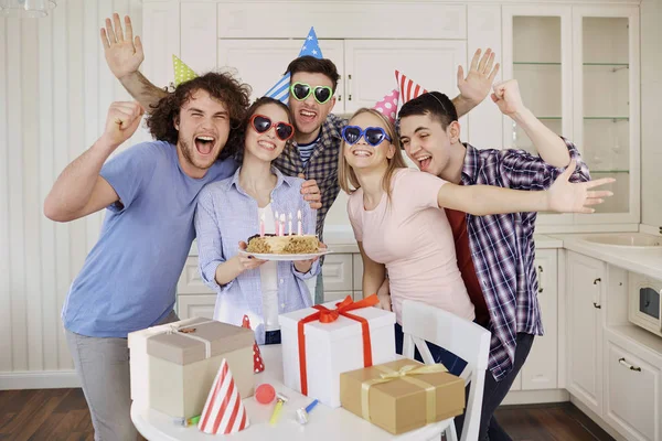 Amigos con pastel celebrando cumpleaños en una fiesta . — Foto de Stock