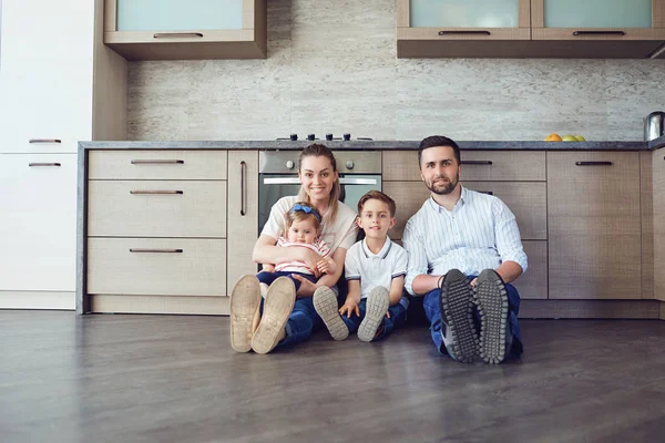 A família brinca no chão dentro de casa — Fotografia de Stock