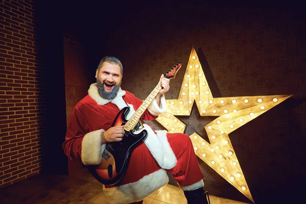 Père Noël DJ sur le fond de la star électrique à Noël — Photo