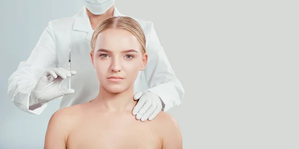 Kosmetická injekce pro mladou ženu. — Stock fotografie
