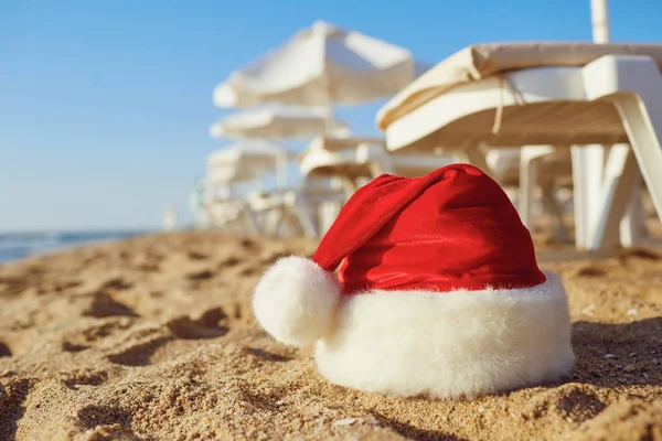 Santa Claus hat on the beach on Christmas Day. — Stock Photo, Image