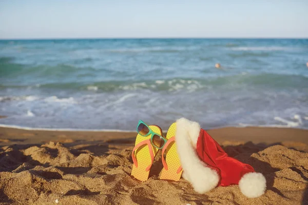Sombrero de Santas en la playa el día de Navidad . — Foto de Stock