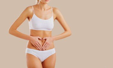 Kadınların elleri karnında.