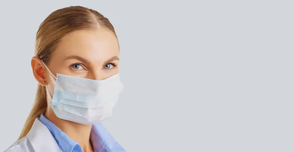 Vrouw arts het dragen van een masker . — Stockfoto