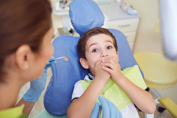 Bang kind jongen in tandheelkundige kliniek. — Stockfoto