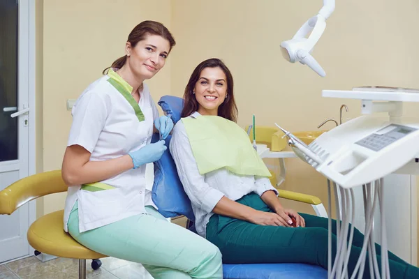Portrait de femme et dentiste en clinique dentaire . — Photo