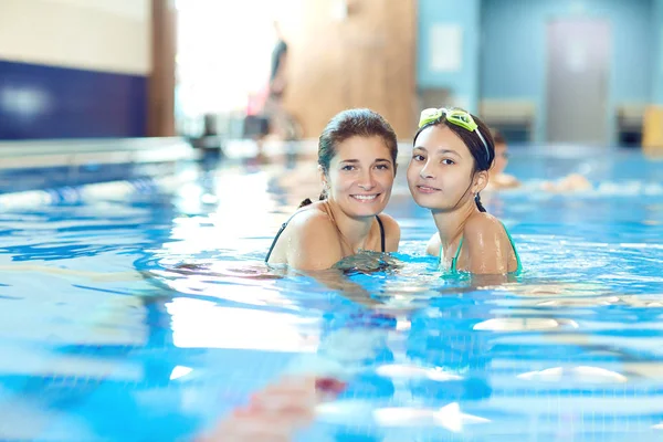 La hija y la madre nadan en la piscina —  Fotos de Stock